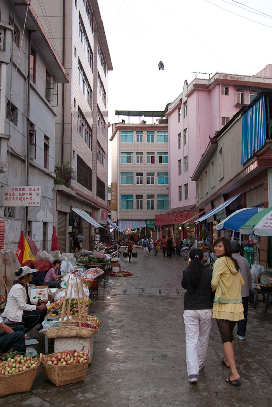 April 30, 2010@19:40<br/>A shopping street in Mojiang