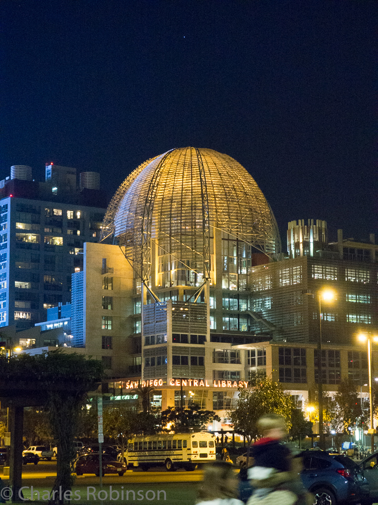 Cool dome over the public library!<br />December 18, 2015@18:40