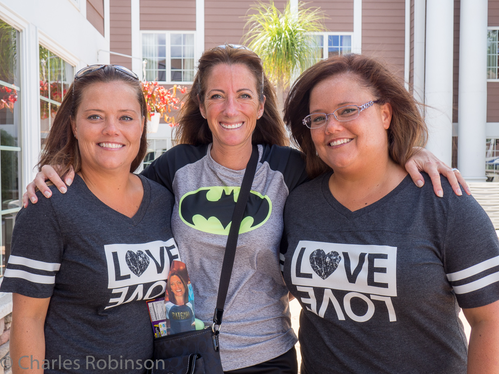 Shelly and Kelly, with solo Kim in the middle.<br />August 05, 2015@15:21