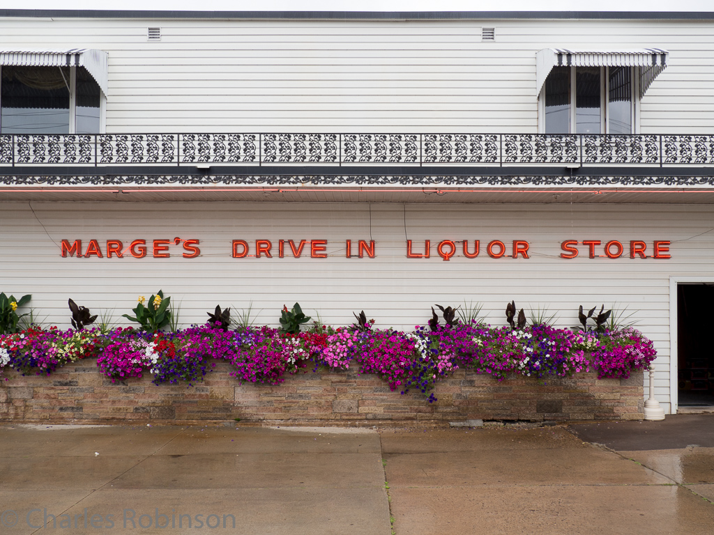 A well-decorated liquor store in Eveleth<br />August 20, 2016@18:05