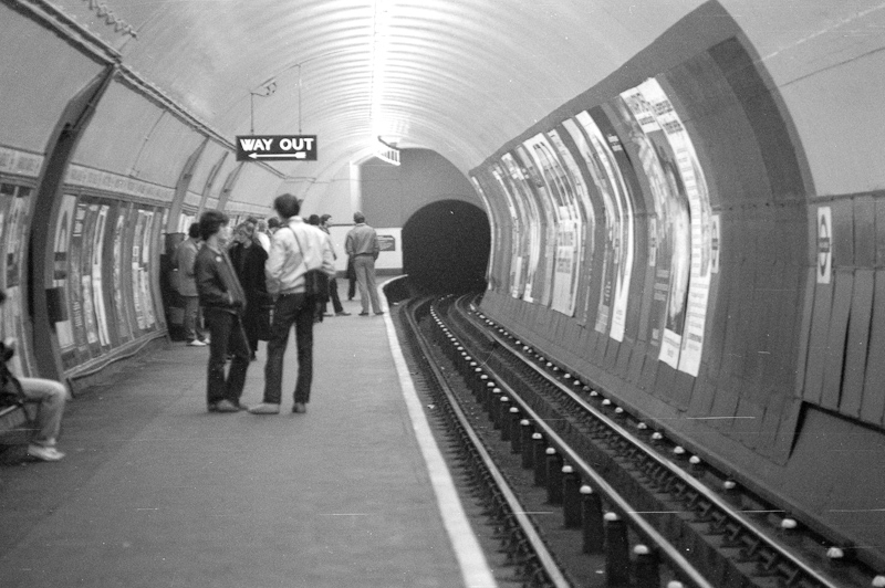 March 28, 2009@20:13<br/>Waiting for the tube