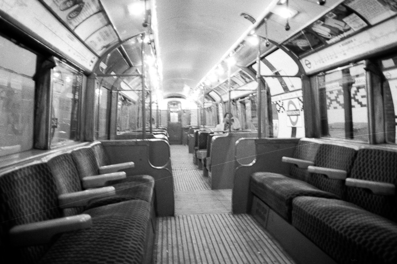 March 28, 2009@20:48<br/>Inside a quite-old tubeway car at the Marylebone station