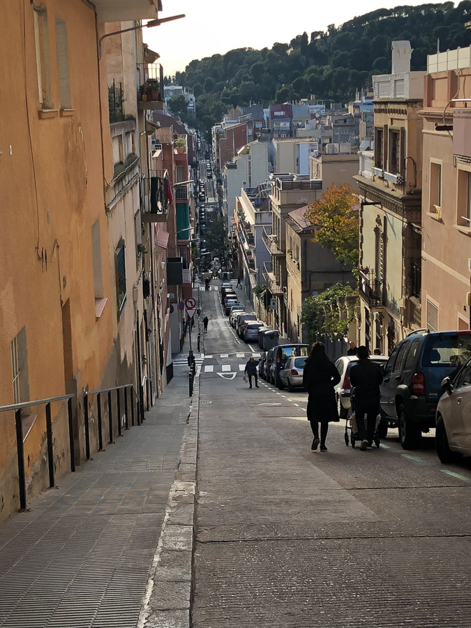 Climbing up the streets to Park Guëll