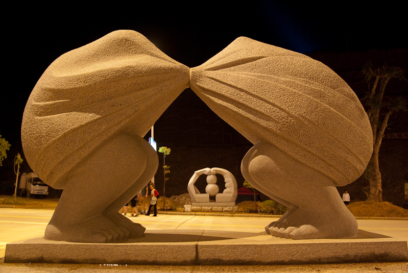 April 30, 2010@22:05<br/>This sculpture represents twins and how they stay together