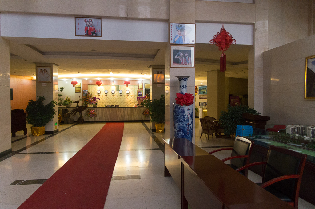 Up early on Saturday morning - here's the empty (unusual!) lobby at 6:30am<br />May 02, 2015@06:31