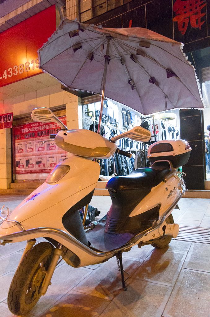 I saw this a couple of times last week: A full-size, aerodynamic (teardrop-shaped), handlebar-mounted umbrella to keep the sun off of you while scooting around town.<br />May 02, 2015@22:38