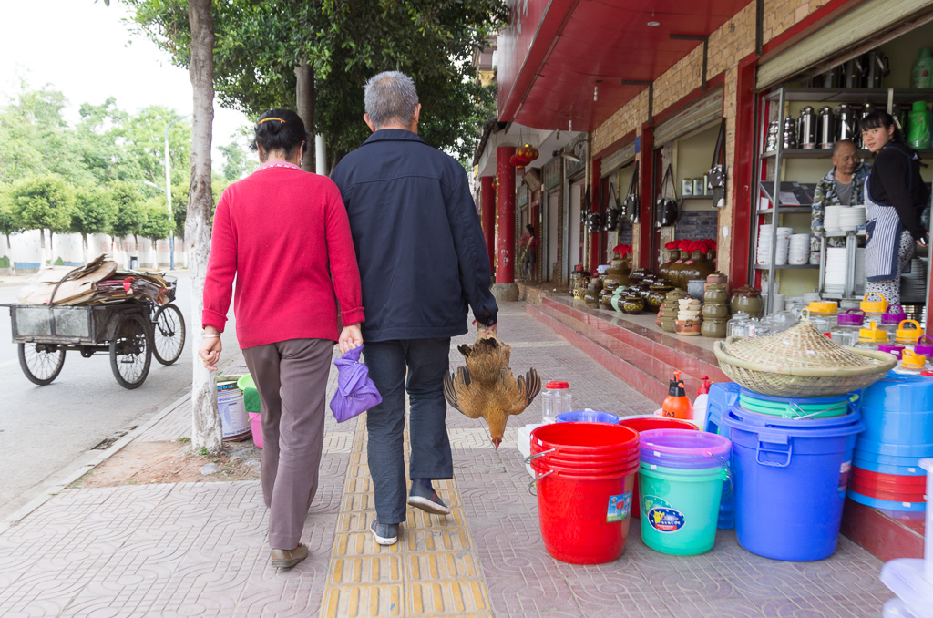 Bringing breakfast home... or maybe lunch.<br />April 30, 2015@09:04