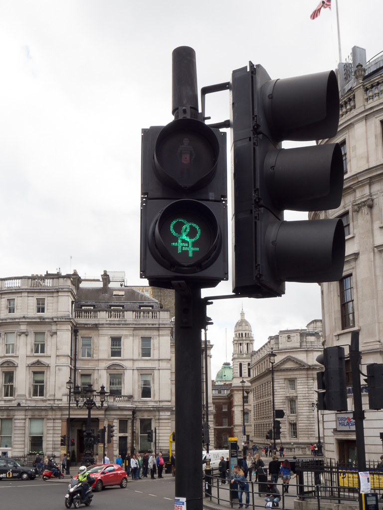 Crossing light at Trafalgar Square<br />May 12, 2017@15:31