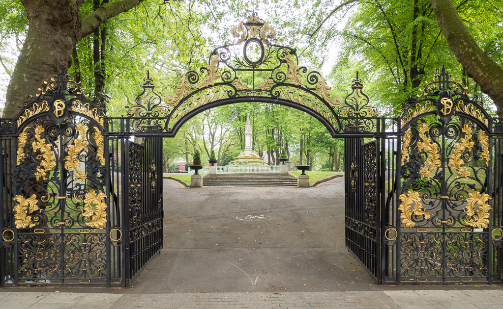 The gate into St. Pancras gardens<br />May 06, 2017@10:32