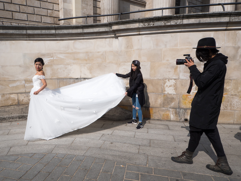 Wedding/art shots being done outside St. Paul's<br />May 06, 2017@15:36