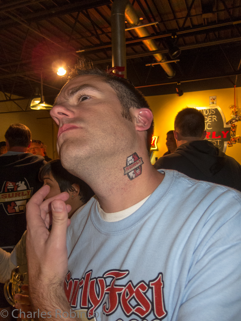 Brett shows off his neck tattoo<br />September 22, 2012@20:13