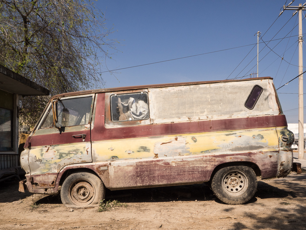 For some reason, this old Dodge van really caught my eye.<br />February 08, 2017@14:13