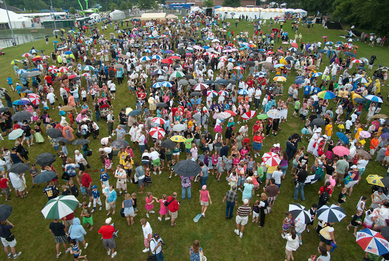 August 08, 2009@15:01<br/>Chaos only half a minute after the final official group photo has been taken.